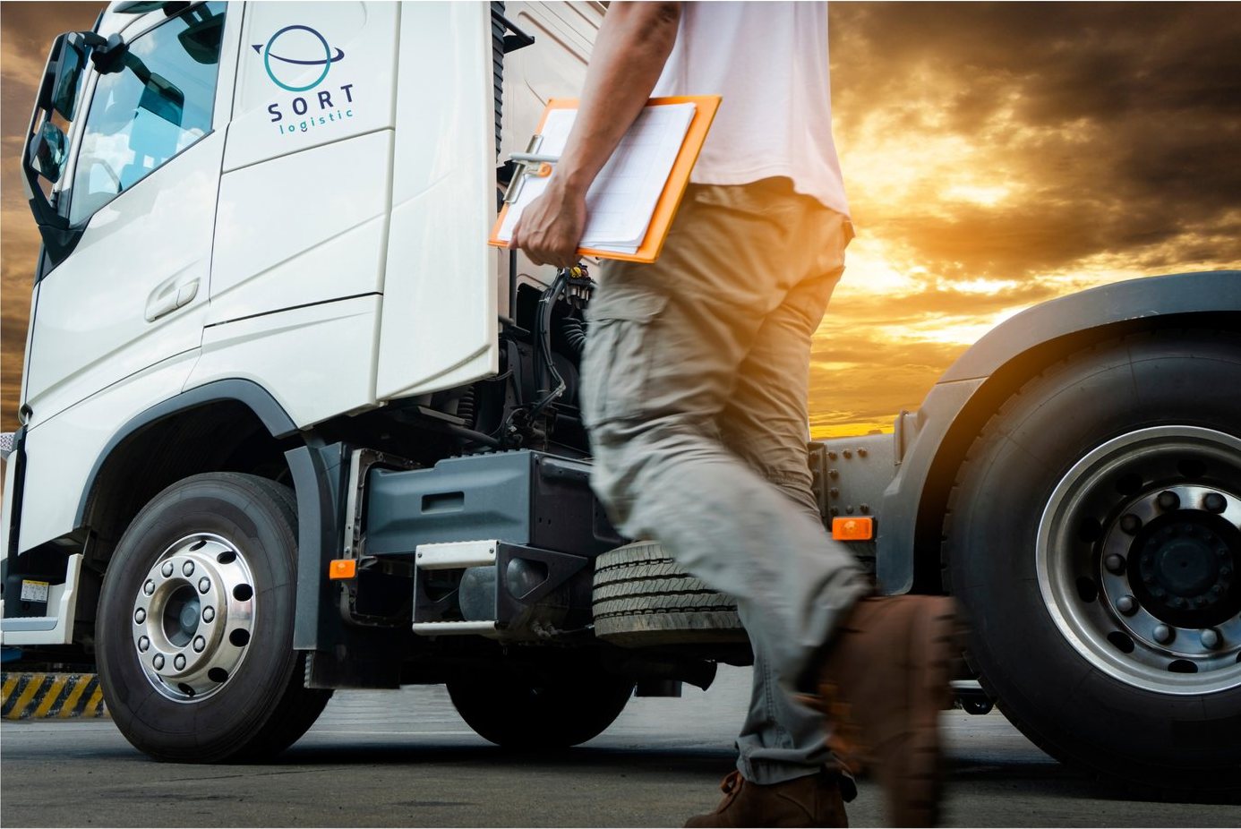 Cabezal de Sort Logistic con operador realizando la revisión previa al despacho
